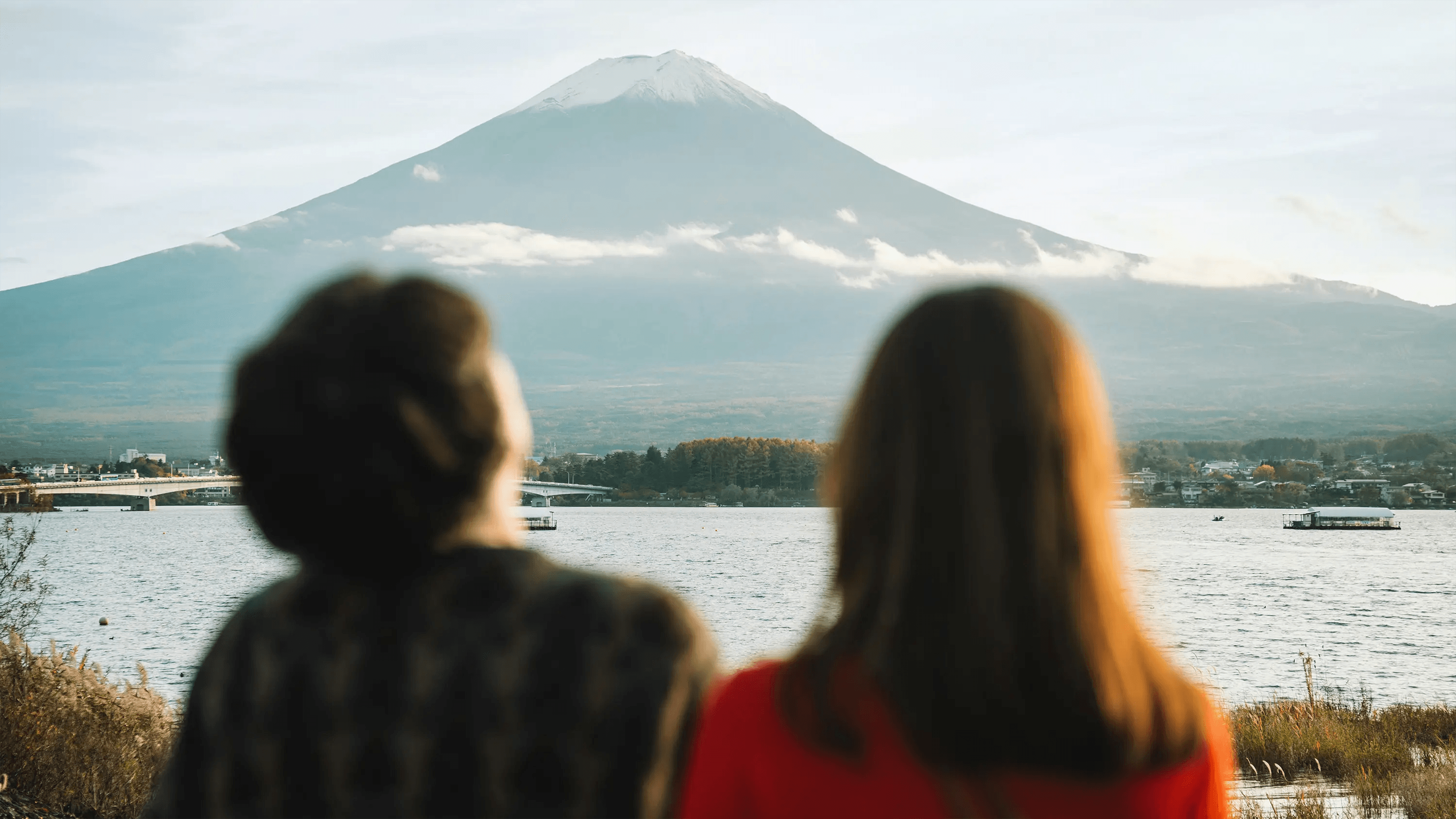 Pareja mirando el monte fuji